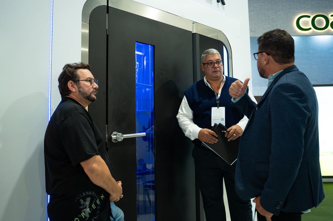 Visitantes conversando com a equipe ao lado da MultiWasher na APAS Show 2025