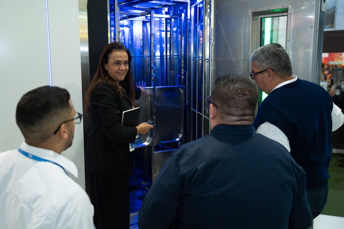 Grupo de visitantes acompanhando a demonstração da MultiWasher na APAS Show 2025