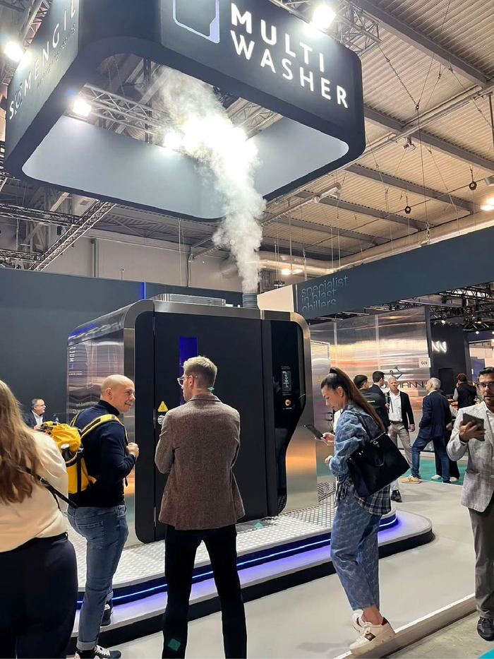 Estande MultiWasher na Fispal Tech com vapor saindo da máquina