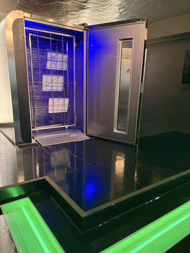 MultiWasher em showroom com a porta aberta